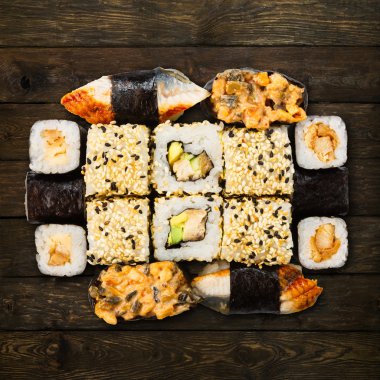 Suşi, maki ve ahşap izole rulo