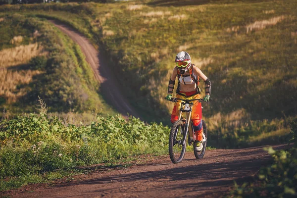 Esportes radicais - mulher jovem andando de bicicleta downhill — Fotografia de Stock