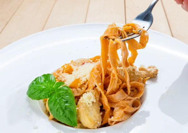 Eating traditional italian pasta  with fork — ストック写真