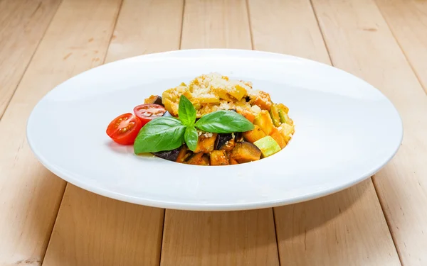 Hagyományos olasz tészta padlizsán és a cukkini — Stock Fotó