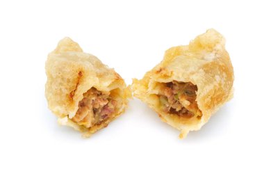 Domuz eti ve karışık sebzelerle doldurulmuş Çin usulü kızarmış hamur köftesi, dolguyu ortaya çıkarmak için açılmış, beyaz arka planda izole edilmiş. Restoranlarda tipik Çin yemekleri ya da fast food yemekleri. Kapat.