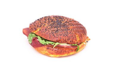 Bresaola, salata ve parmesan peynirli medaglione olarak bilinen yuvarlak sandviç İtalyan barlarında, kafelerde veya kafelerde klasik dolgu. Susam tohumlu ekmek. Beyazda izole edilmiş. 
