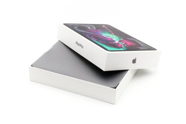 Apple iPad Pro 2019 beyaz arka planda boks yapıyor. iPad pro 11 inçlik kapaklı ve içinde yeni iPad olan kutuyu aç