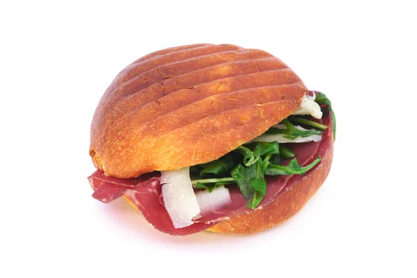 Parmesan peynirli sandviç, Bresaola soslu sandviç ve yeşil salata yakın plan, beyaz arka planda izole. Taze çörek kahvaltısı için harika ya da mesai saatinde hızlı bir öğle yemeği için.. 