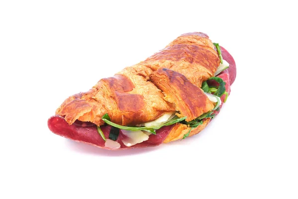 Parmesan peynirli kruvasan ekmekli sandviç, Bresaola soslu sandviç ve yeşil salata yakın plan, beyaz arka planda izole edilmiş. Taze kahvaltı için harika ya da mesai saatlerinde hızlı bir öğle yemeği için.. 