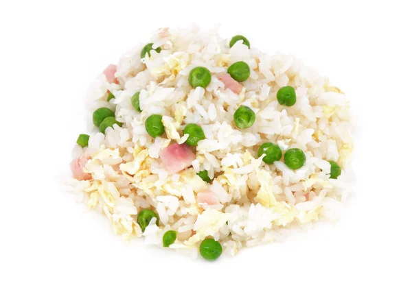Çin usulü yeşil bezelyeli pirinç, jambon ve omlet, beyaz üzerine izole edilmiş yumurta..