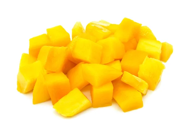 Tropik dilimlenmiş mango yakın plan, beyaz üzerine izole edilmiş. Vitamin zengini sağlıklı meyve yiyecekler, güzel sarı renkler, taze olgun ve yemeye hazır. Serin, ferahlatıcı bir öğleden sonra veya akşam yemeği veya çöl.