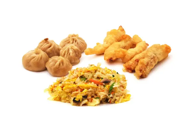 Çin yemeği siparişi. Buhar köfteleri etle pişiriyor, Kanton mutfağı karışık sebzeler, mantarlar, omlet ve kızarmış tavuk ve sebzelerle doluyor. Çin mutfağı en iyisidir. İzole edilmiş.