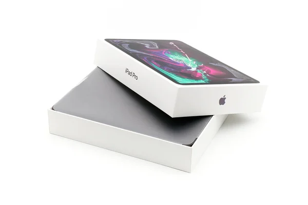 Apple iPad Pro 2019 beyaz arka planda boks yapıyor. iPad pro 11 inçlik kapaklı ve içinde yeni iPad olan kutuyu aç