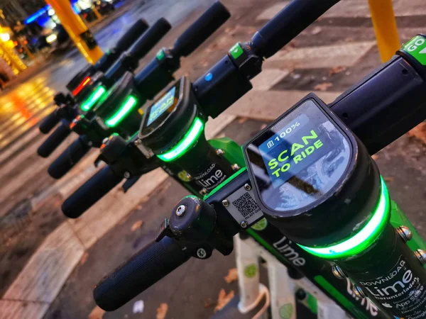 Limonlu scooter 'lar kaldırıma dizilmiş, alınmaya hazır. Kentte sürdürülebilir ekolojik ortak hareketlilik.
