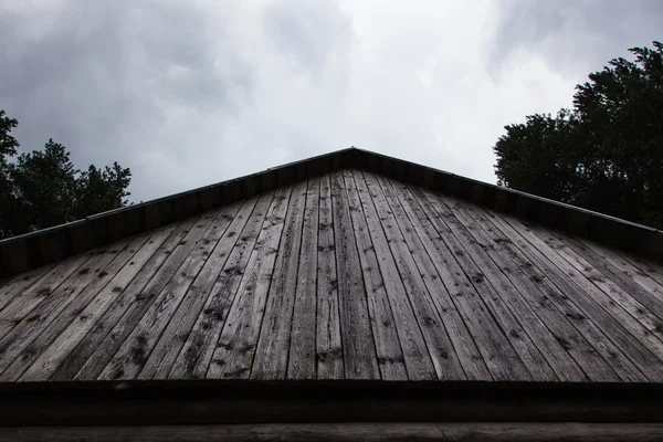 Houten dak tijdens storm — Stockfoto