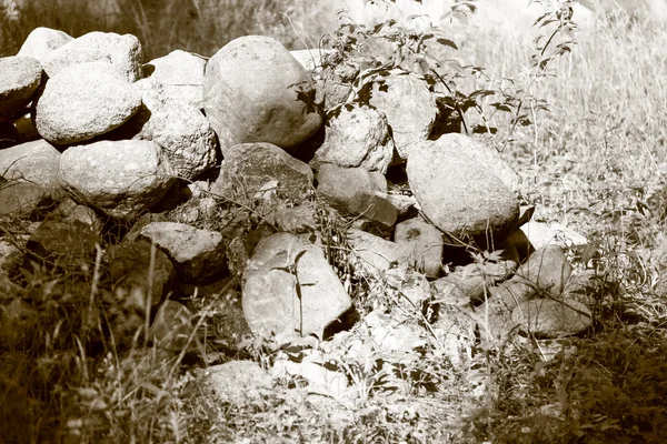 Muchas piedras en blanco y negro — Foto de Stock