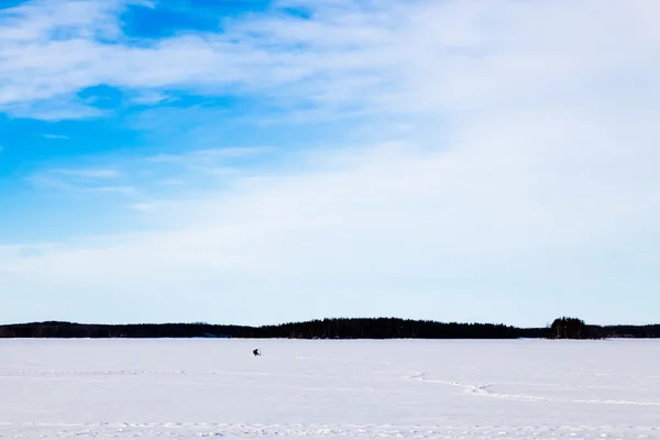 Rybak po jeziorze zima — Zdjęcie stockowe