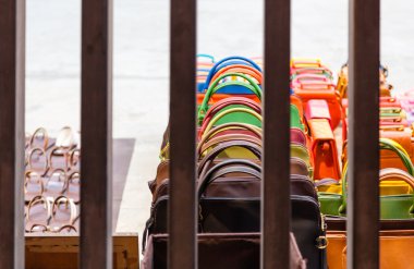 piyasada birçok çanta