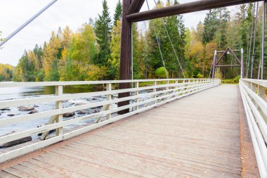 Nehrin altından köprü