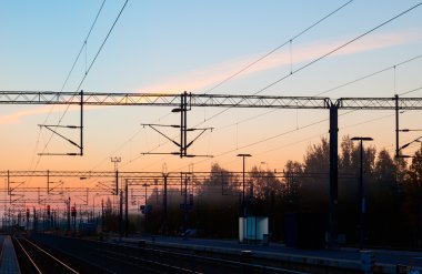Tren istasyonunun altındaki günbatımı