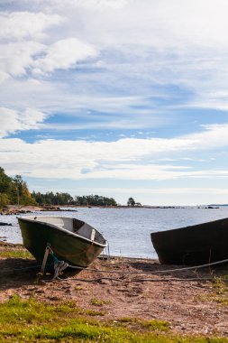 Göl kenarında tekne