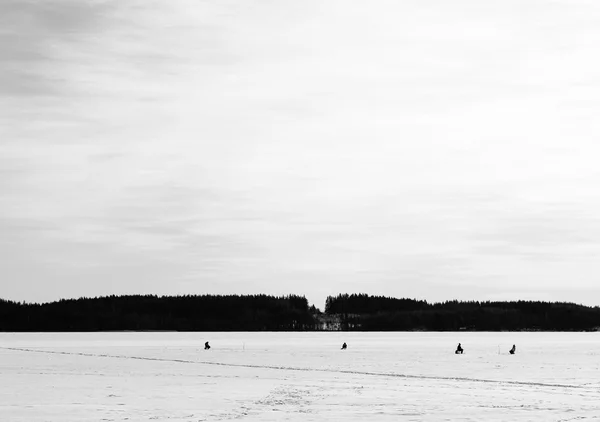 Os pescadores no lago em preto e branco — Fotografia de Stock