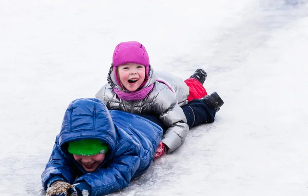 Children riding the hills in winter — Stock Photo, Image