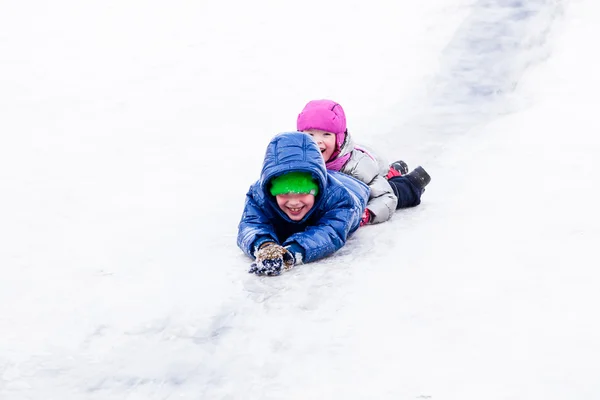 Kinder im Winter auf den Hügeln — Stockfoto