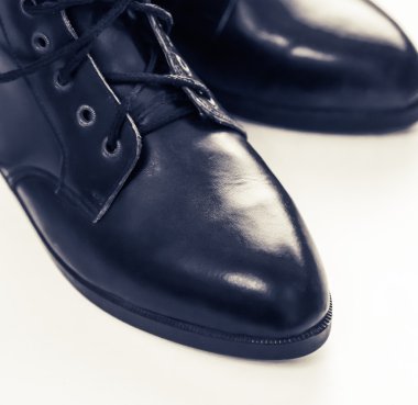 Beyaz arka planda kadın ayakkabıları