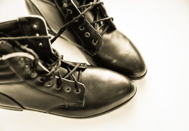 Beyaz arka planda kadın ayakkabıları