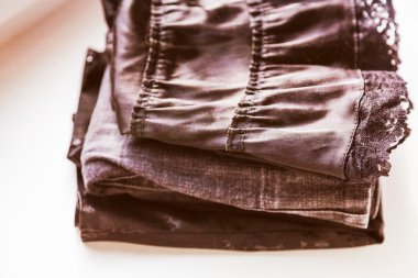 Giysi tam olarak yığın içinde katlanmış