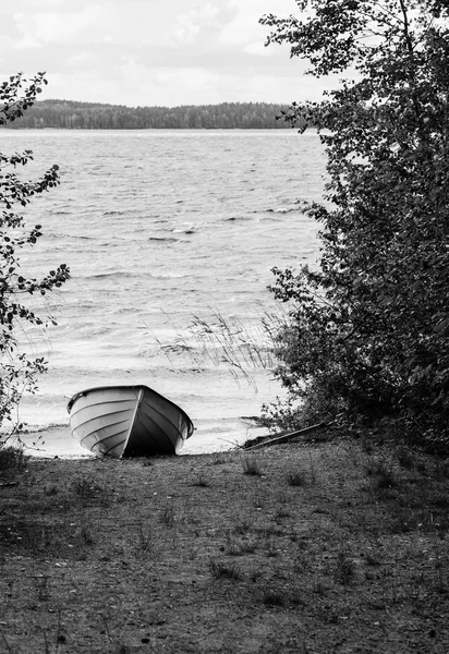 Paisagem de verão com lago e barco em preto e branco — Fotografia de Stock
