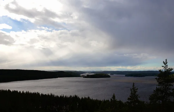 Naturaleza, vista desde las montañas a los lagos y el bosque en el s — Foto de Stock