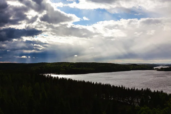 Naturaleza, vista desde las montañas a los lagos y el bosque en el s — Foto de Stock