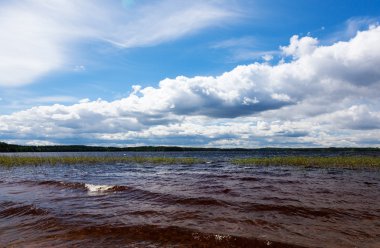 Yaz yatay, göl ve gökyüzü