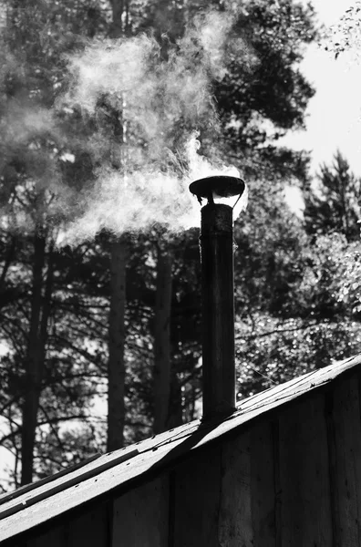 El humo que sale de la chimenea — Foto de Stock