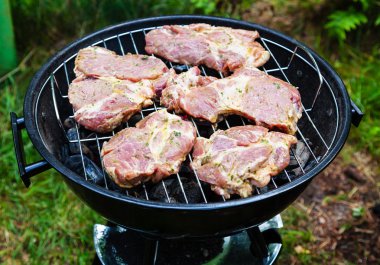 Kömür içinde pişmiş et