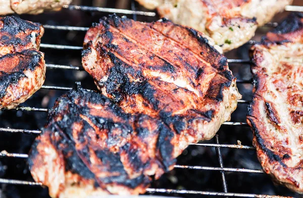 Carne cocida sobre carbón vegetal —  Fotos de Stock