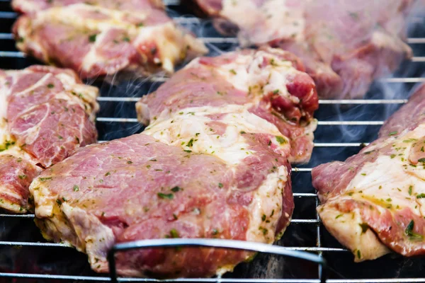 Carne cozida sobre carvão vegetal — Fotografia de Stock