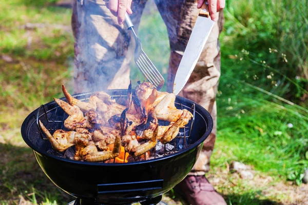 Carne cozida sobre carvão vegetal — Fotografia de Stock