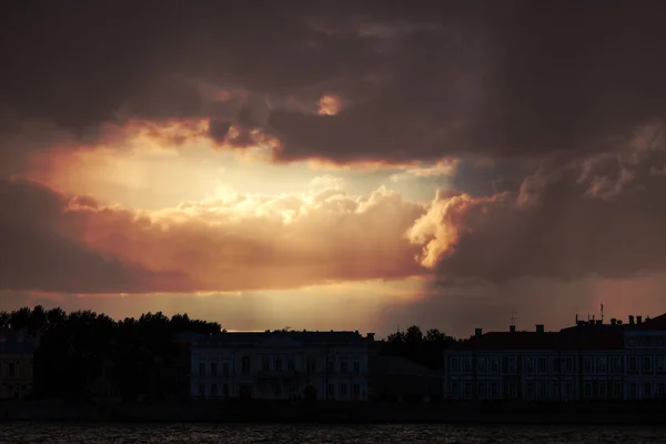 Obloha západu slunce nad městem — Stock fotografie