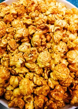 Karamelli patlamış mısır yakından vurdu