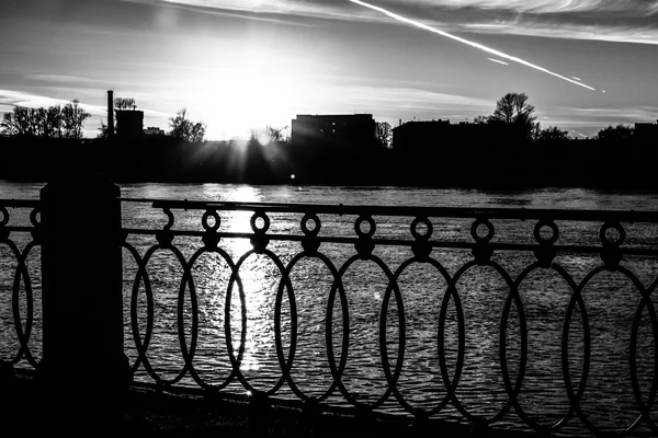 Puesta de sol en la ciudad en el río Neva — Foto de Stock