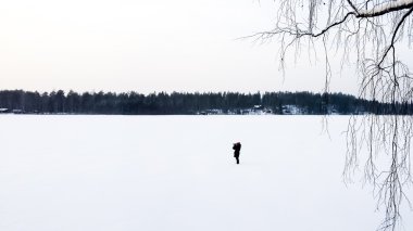 Fotoğrafçı gölün ortasında duruyor