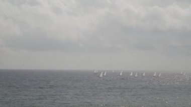 Yelkenliler denizde yelken açıyor..