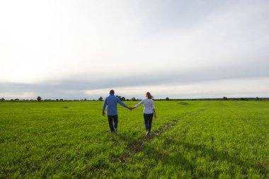  El ele tutuşan evli bir çift..