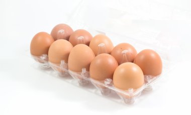 Taze yumurta üzerinde izole beyaz arka plan paketi