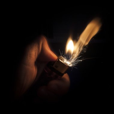Bir çakmak tutuşturmak için Sparks