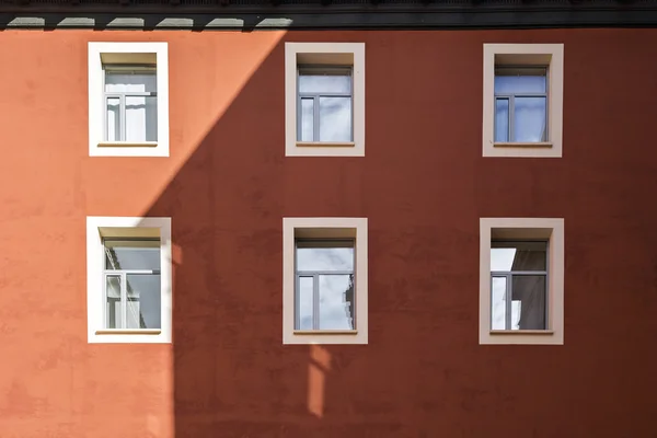 Kırmızı bir yapı içinde pencere eşiği — Stok fotoğraf