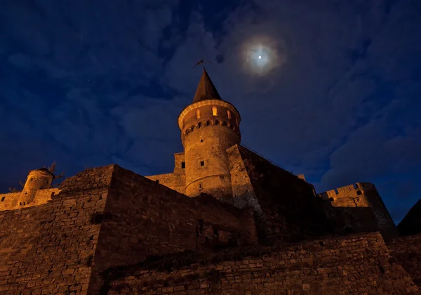 Башня крепости лунной ночи — стоковое фото