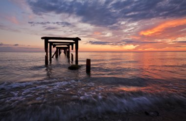 Gün batımında eski yıkılan köprü
