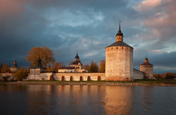 Кирилл-Белозерский монастырь осенью — стоковое фото