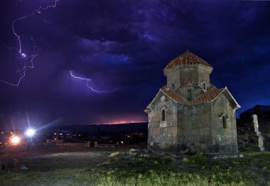 Antik tapınak Ermenistan gece fırtına öncesi sessizlik