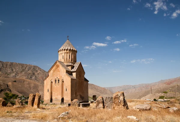 Starověký chrám Arménie, hory v pozadí — Stock fotografie